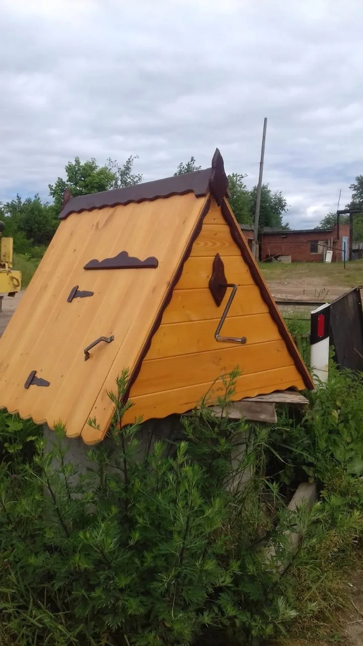 Треугольный домик из вагонки с ковкой на двери